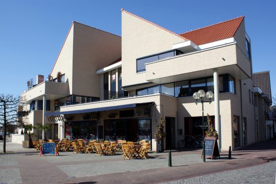 Entree en terras horeca Guulke - Appartementengebouwen De Poell en La Poste, Nederweert | BEELEN CS architecten / Thallia groep Weert - Eindhoven