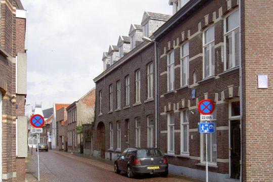 Straatgevel - Plan voor herbestemming pastorie naar zorgappartementen of hotel, Weert - BEELEN CS architecten Eindhoven / Thalliagroep Weert