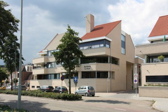 Terrassen straatzijde en ingang parkeren - Appartementengebouwen De Poell en La Poste, Nederweert | BEELEN CS architecten / Thallia groep Weert - Eindhoven