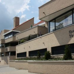 Totaalbeeld straatzijde - Appartementengebouwen De Poell en La Poste, Nederweert | BEELEN CS architecten / Thallia groep Weert - Eindhoven