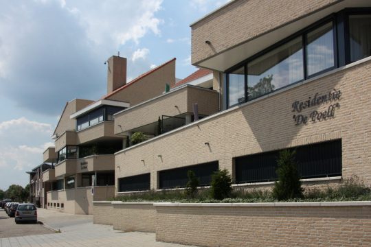 Totaalbeeld straatzijde - Appartementengebouwen De Poell en La Poste, Nederweert | BEELEN CS architecten / Thallia groep Weert - Eindhoven