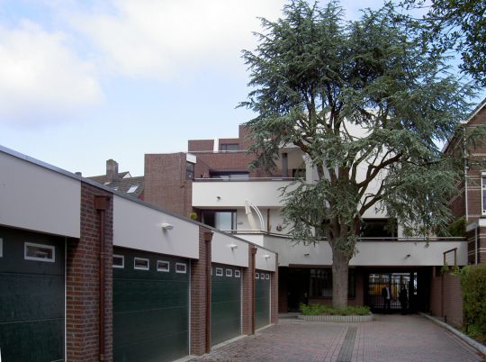 achterzijde met garageboxen - Woongebouw aan de Emmasingel, Weert | BEELEN CS architecten / Thallia groep Weert - Eindhoven