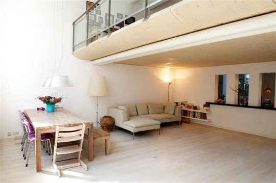 woonkamer met entresolvloer - Herbestemming oude katholieke school naar Appartementen, Amsterdam | BEELEN CS architecten / Thallia groep Weert - Eindhoven