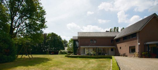 entree, voorzijde tuin- Jeugdzorg Tuurkesweg - BEELEN CS architecten Eindhoven / Thalliagroep Weert