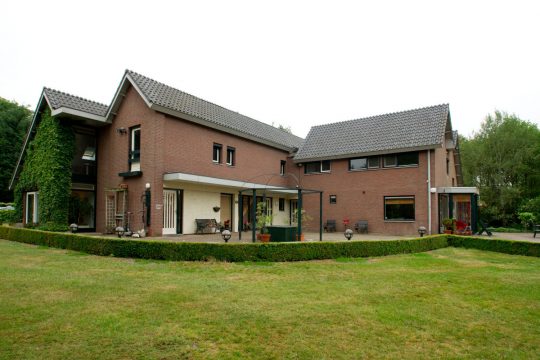 entree, voorzijde erker - Jeugdzorg Tuurkesweg - BEELEN CS architecten Eindhoven / Thalliagroep Weert