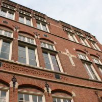 St Barbara gevel - Herbestemming oude katholieke school naar Appartementen, Amsterdam - BEELEN CS architecten Eindhoven / Thalliagroep Weert