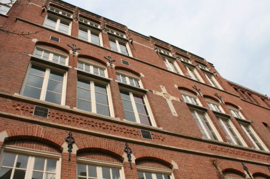 St Barbara gevel - Herbestemming oude katholieke school naar Appartementen, Amsterdam - BEELEN CS architecten Eindhoven / Thalliagroep Weert